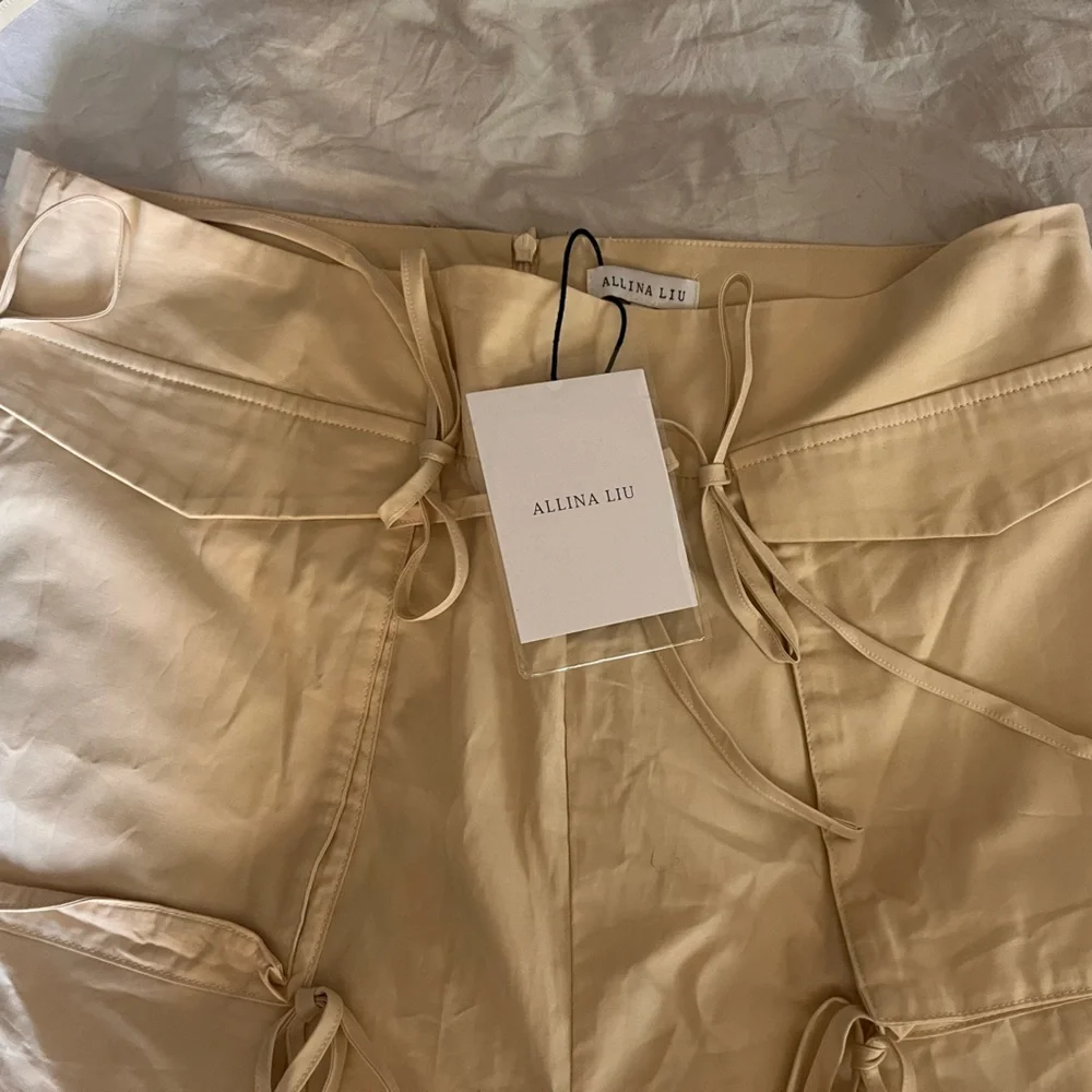 Allina liu - Araki pants with bow detail. Size L - Picture 6 of 7